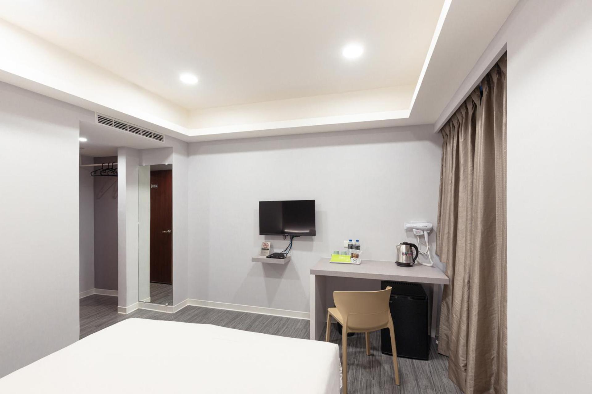 Kiwi Express Hotel - Zhongqing Taichung Exterior photo