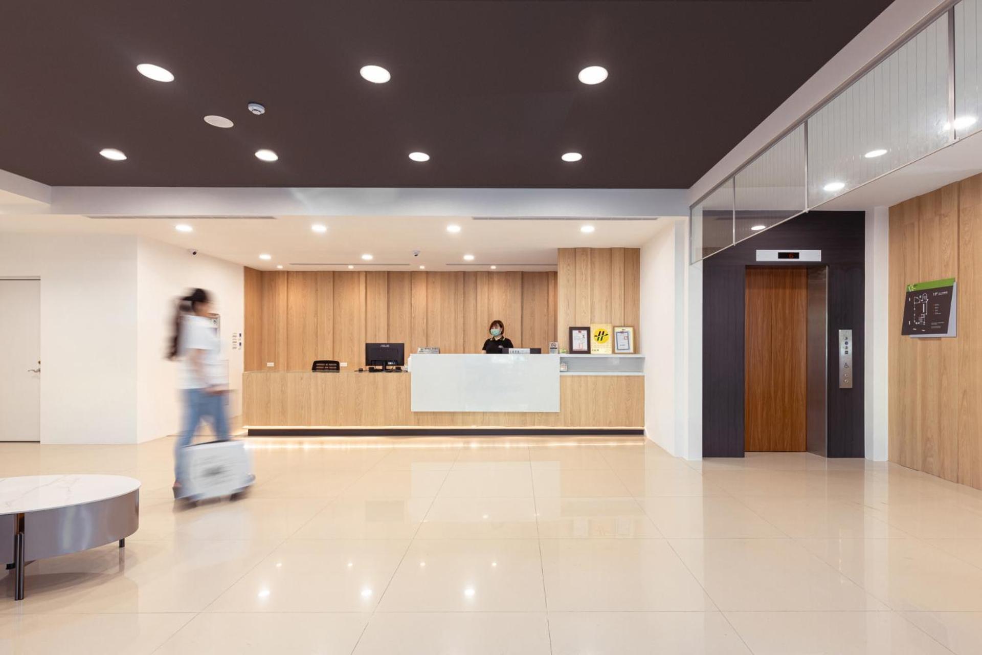 Kiwi Express Hotel - Zhongqing Taichung Exterior photo