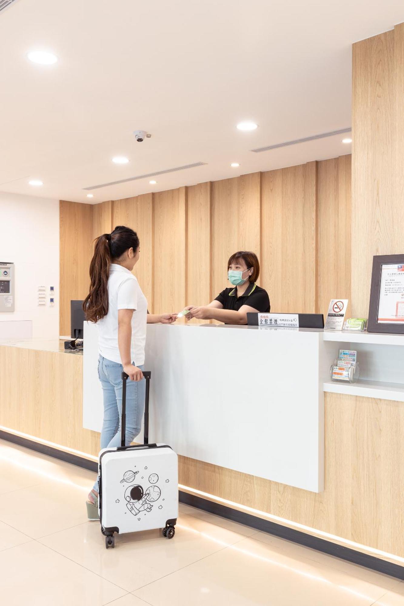 Kiwi Express Hotel - Zhongqing Taichung Exterior photo