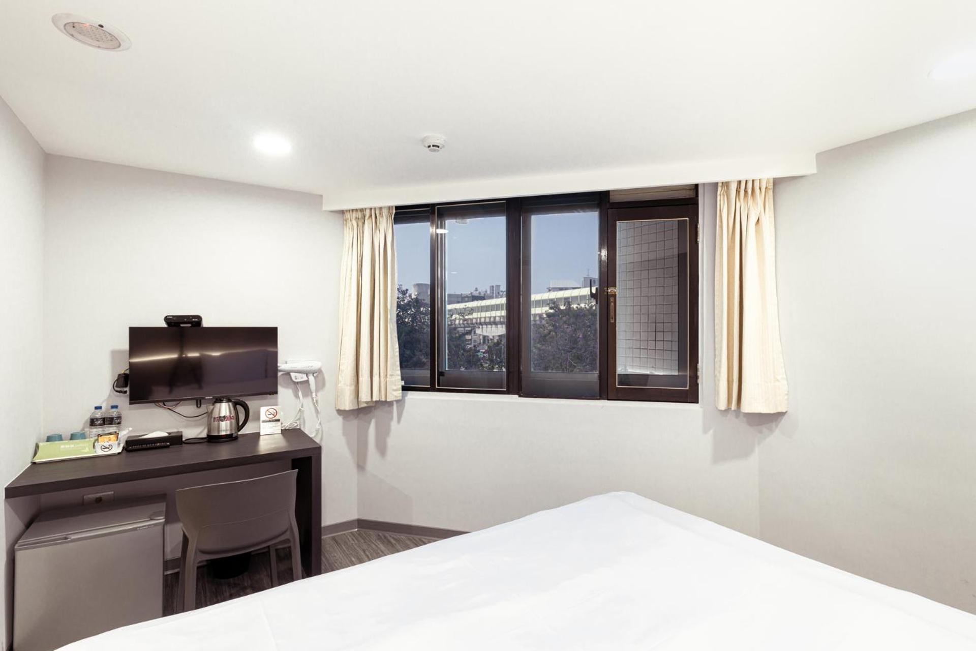 Kiwi Express Hotel - Zhongqing Taichung Exterior photo