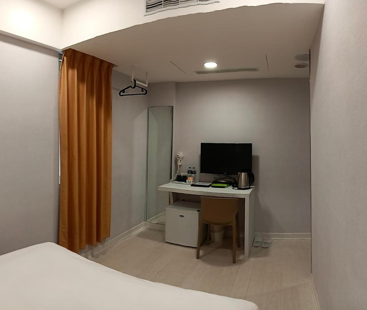 Kiwi Express Hotel - Zhongqing Taichung Exterior photo